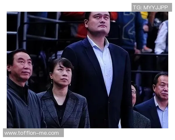 姚明现场观看扣篮大赛激情四溢与球迷互动引发热烈反响